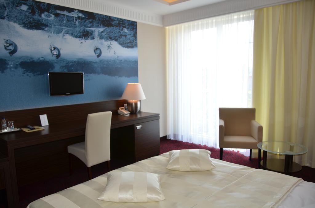 Hotel Falko Rumia Esterno foto