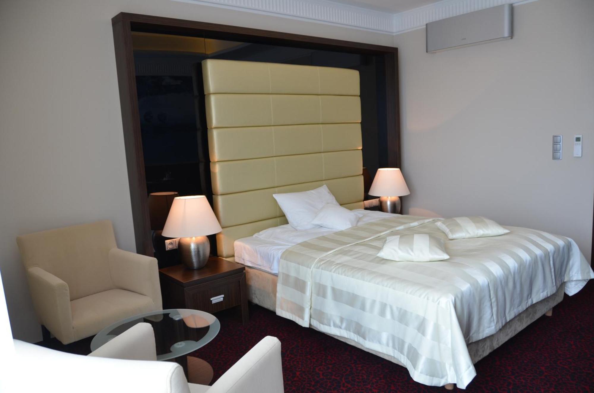 Hotel Falko Rumia Esterno foto