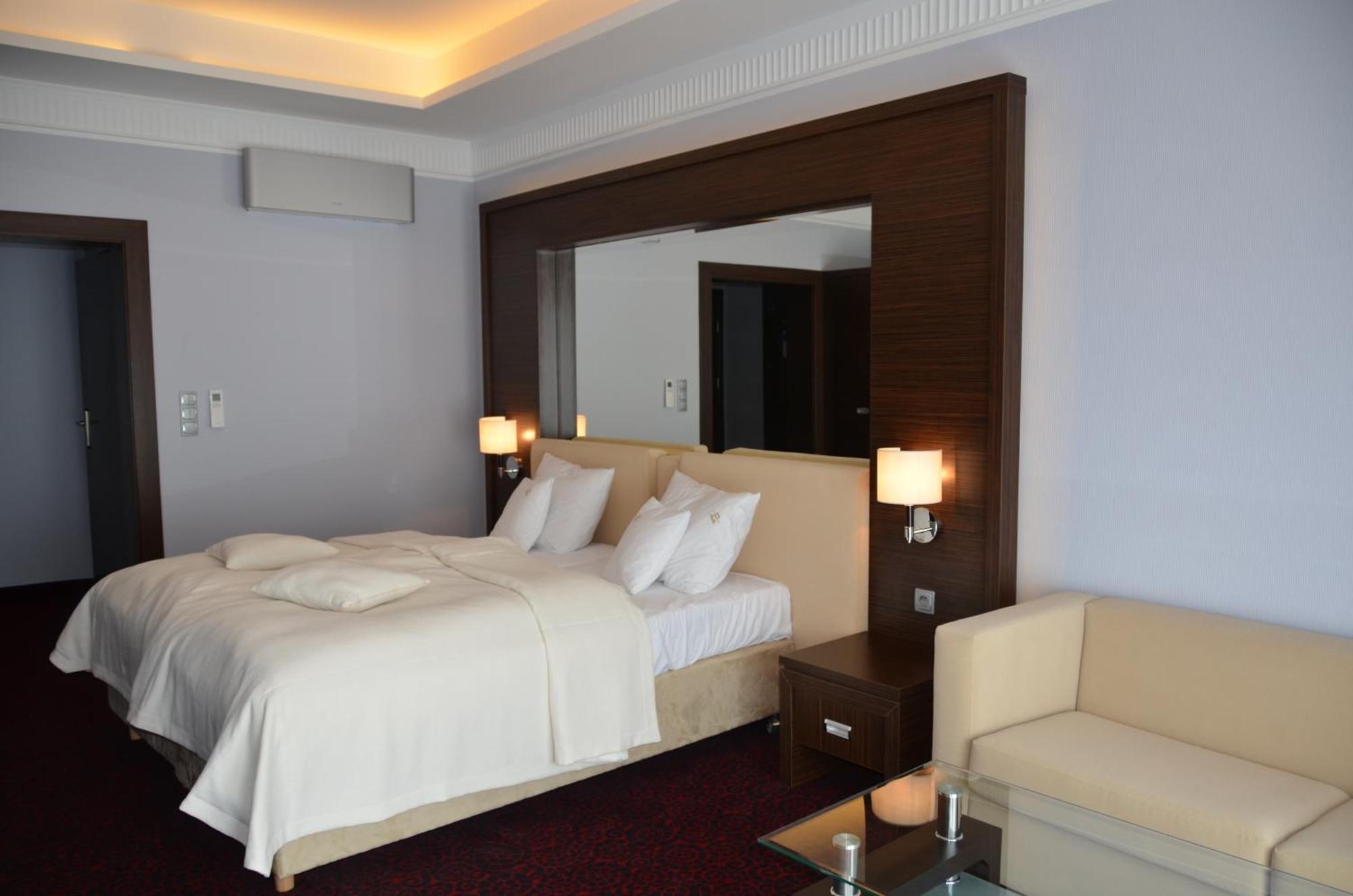 Hotel Falko Rumia Esterno foto